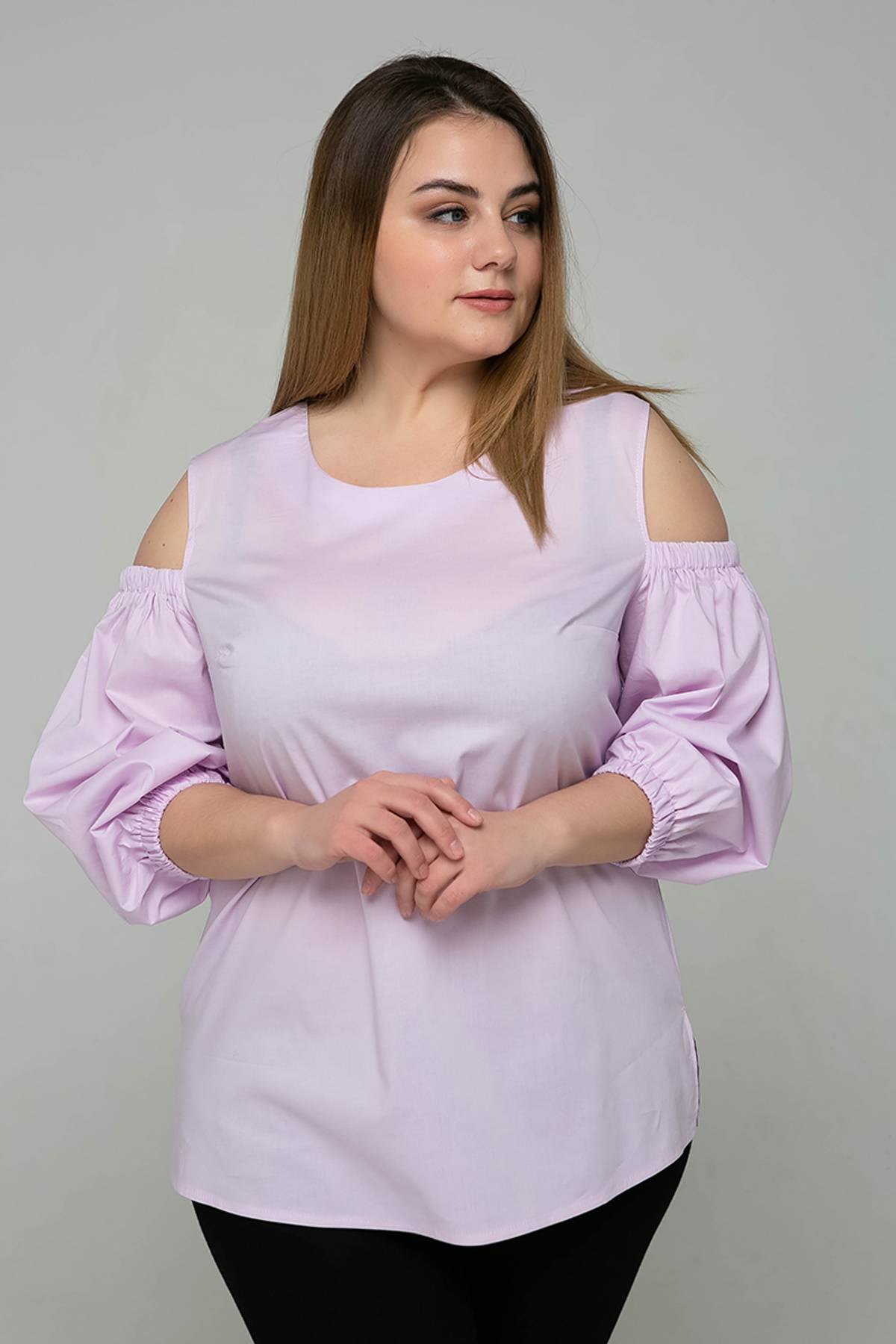 Блуза с вырезами на плечах