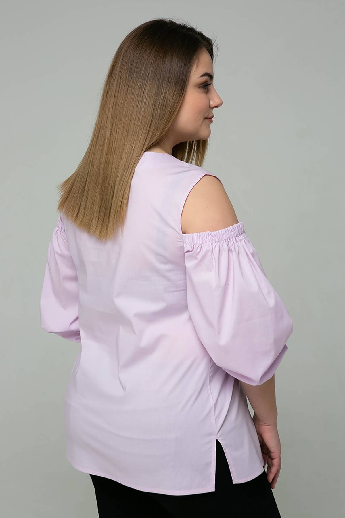 Блуза с вырезами на плечах