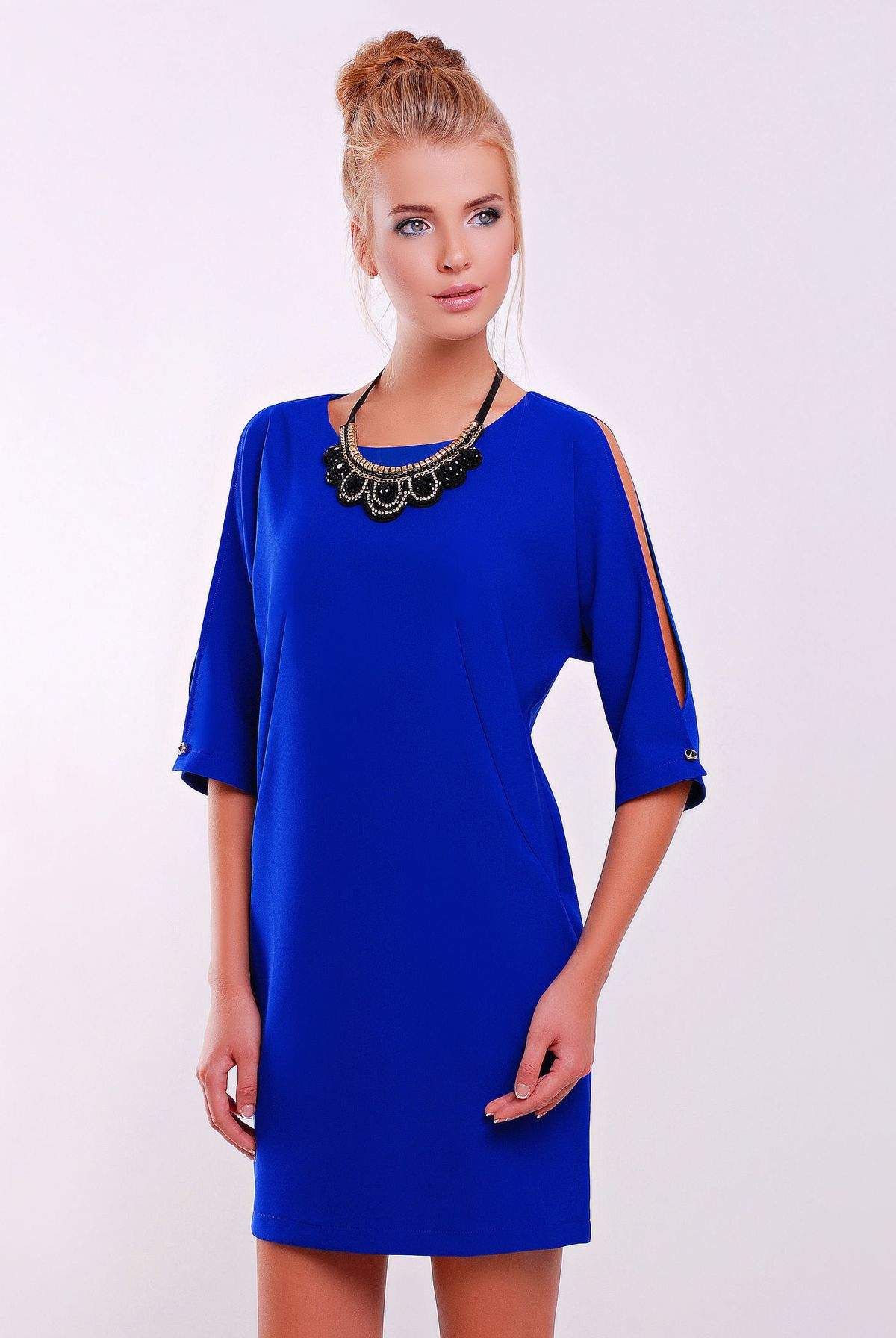Синее платье с бижутерией
