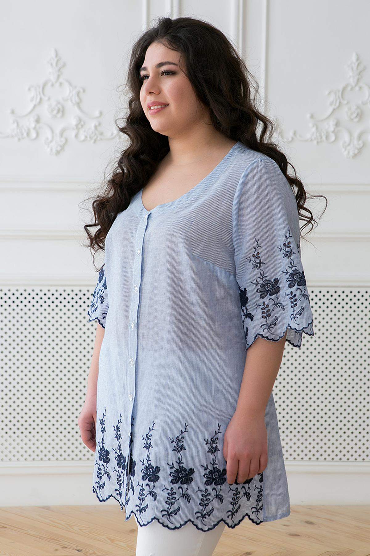 Блуза в народному стилі з синьою вишивкою
