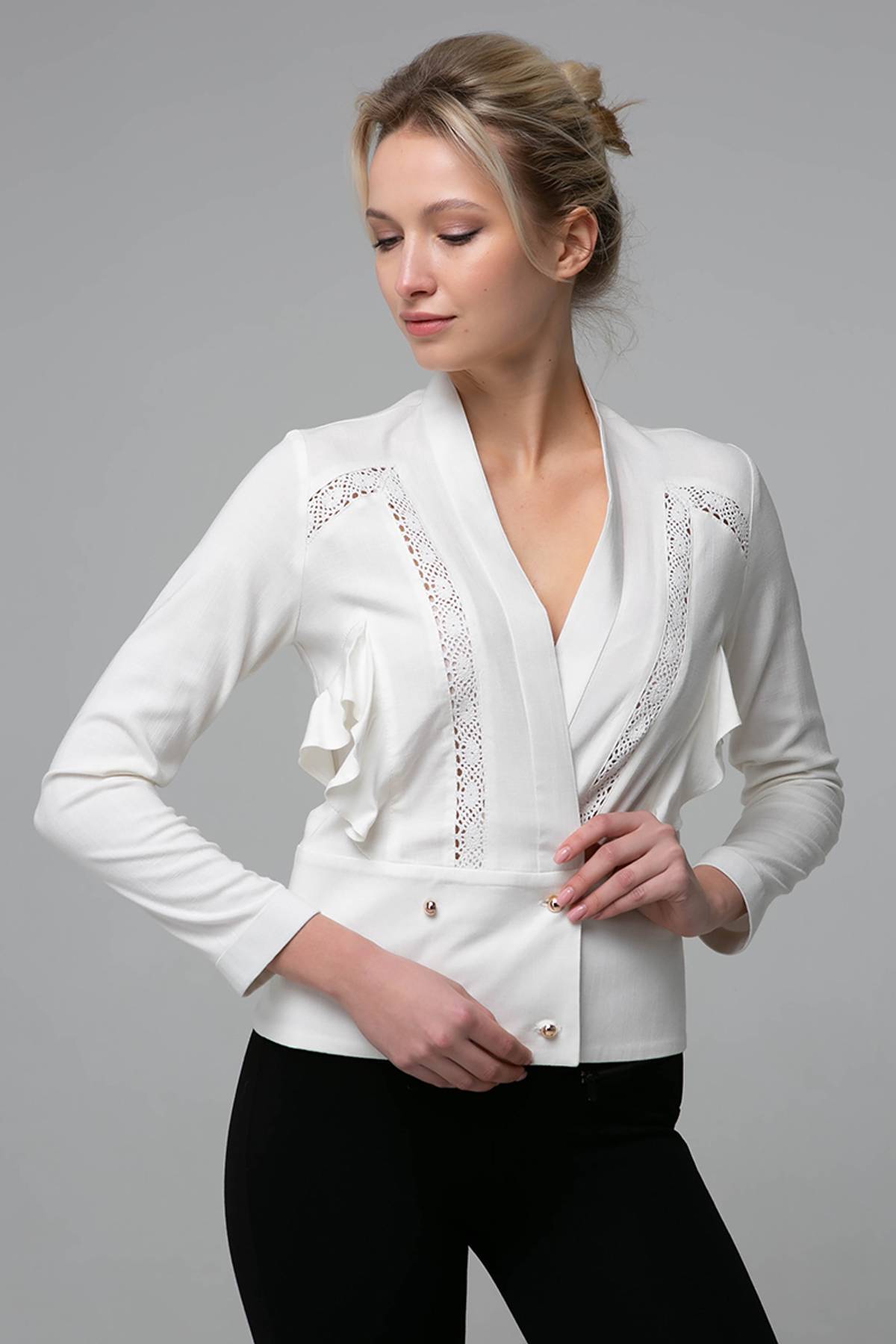Короткая блуза со вставками из кружева