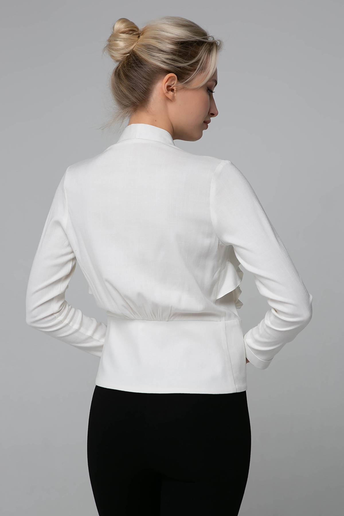Коротка блуза зі вставками з мережива